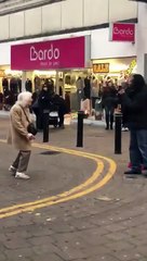 Mamie danse avec un chanteur de Reggae en pleine rue !