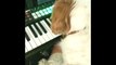 Il crée de la musique.. avec son chien qui joue au piano !