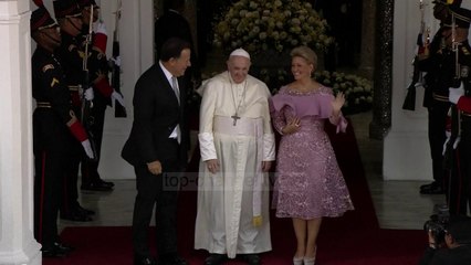 Papa thirrje drejtuesve politikë: Refuzoni korrupsionin