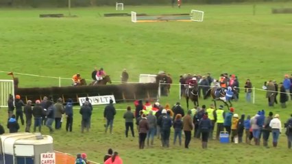 Un jockey évite la chute et remporte la course !