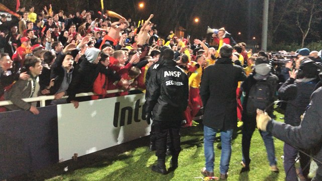 Les joueurs de l’AS Vitré en communion avec leur public après leur qualification en Coupe de France