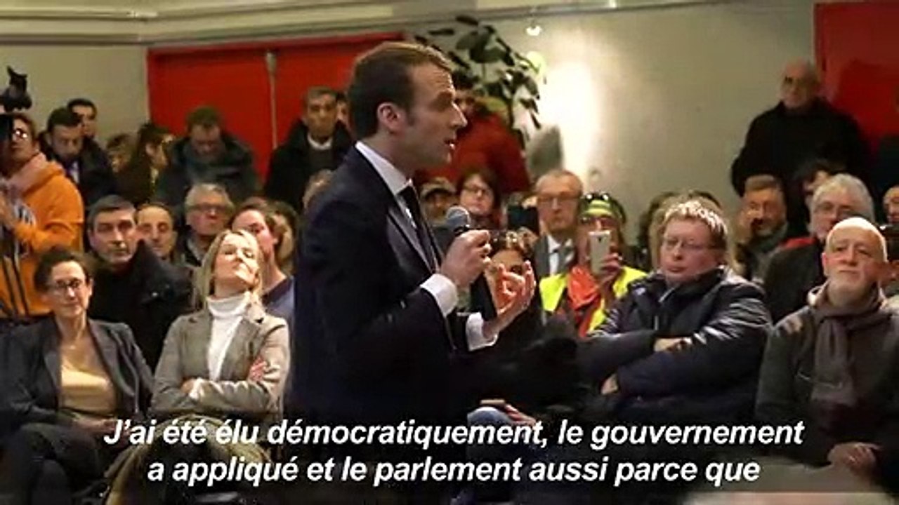 Emmanuel Macron se prête au jeu des questions-réponses