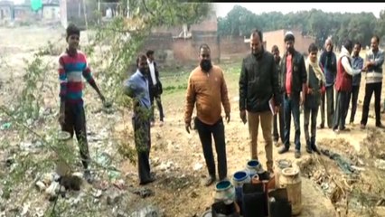 यूपी पुलिस का कारनामा, नाबालिग बच्चों से उठवाई कच्ची शराब के पीपे, वीडियो वायरल