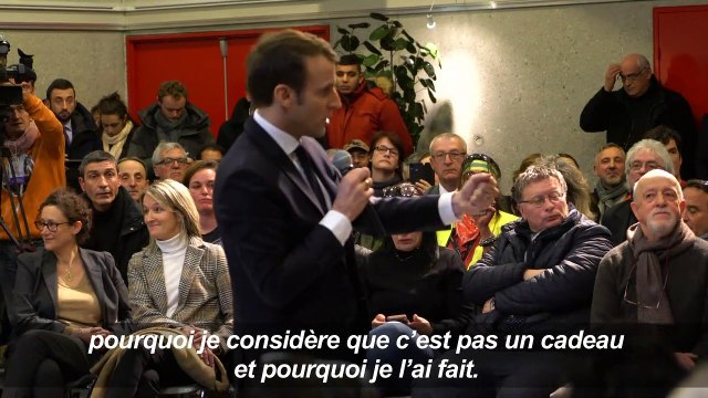 Emmanuel Macron se prête au jeu des questions-réponses
