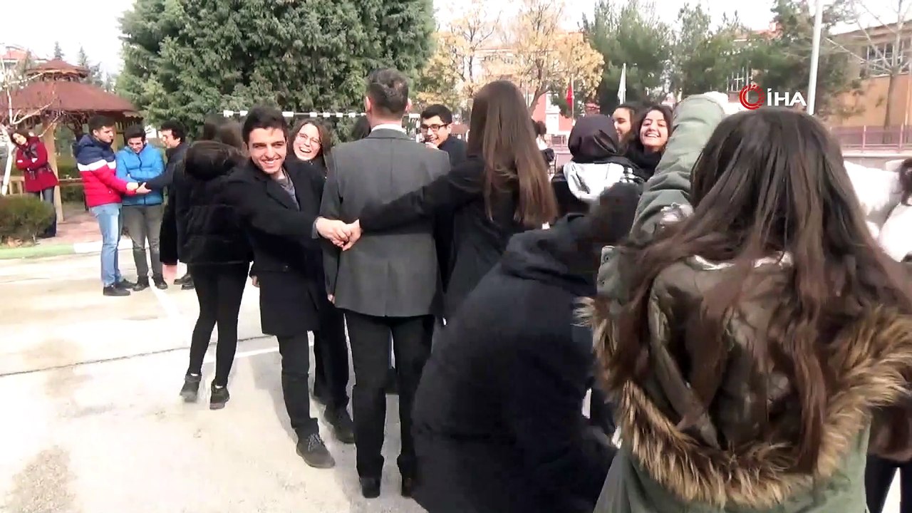 Milli Eğitim Müdüründen liselilere sıra dışı oyun...Önce oyun oynattı, sonra sucuk-ekmek dağıttı