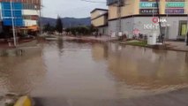 İzmir Menemen’i Sel Vurdu! Caddeler Göle Döndü, Araçlar Yolda Kaldı