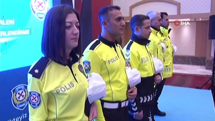 İçişleri Bakanı Soylu, Trafik Polislerinin Yeni Kıyafetlerini Tanıttı