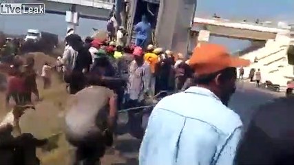 Truck collides and people steal cargo in Mexico