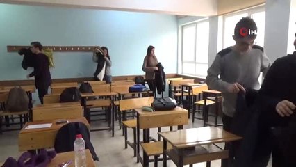 Milli Eğitim Müdüründen Liselilere Sıra Dışı Oyun...önce Oyun Oynattı, Sonra Sucuk-ekmek Dağıttı