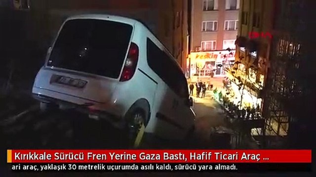 Kırıkkale Sürücü Fren Yerine Gaza Bastı, Hafif Ticari Araç Uçurumda Asılı Kaldı