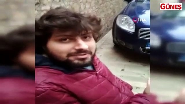 Kaldırımdaki araca takılan engelli vatandaşa polis şefkati