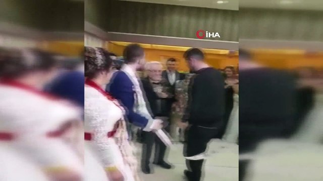 Yok böyle takı...Damada takılan para 10 metreyi geçti, 12 kişi zor taşıdı