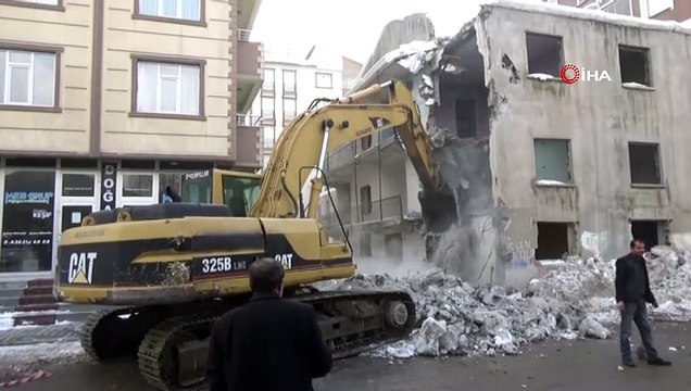 Muş'ta metruk binaların yıkımına başlandı