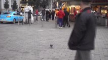 Taksim'de Vatandaşla Esnaf Birbirine Girdi...yumrukların Havada Uçuştuğu Kavga Kamerada