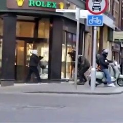 Une personne surgit de nulle part pour stopper ce braquage du magasin Rolex