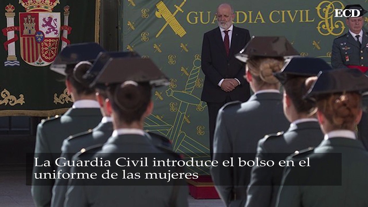 La Guardia Civil introduce el bolso en el uniforme de las mujeres