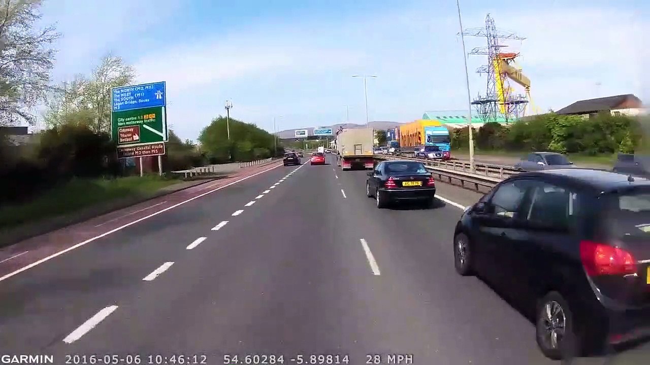 Ce camion ne s'est pas rendu compte qu'il a embarqué une voiture sur son chemin