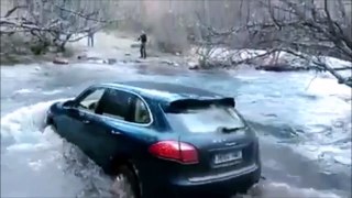 La mauvaise idée du jour : traverser une riviere avec son Porsche Cayenne