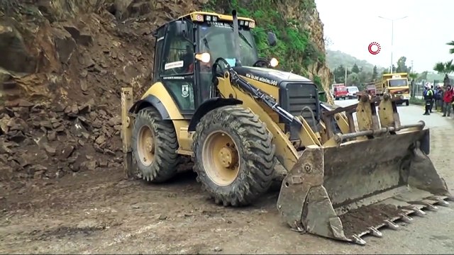 Bodrum’da facianın eşiğinden dönüldü... Dev kaya parçaları karayoluna düştü