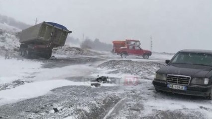Vijojnë reshjet e dëborës në Dibër, ngricat sjellin vështirësi në akset rrugore