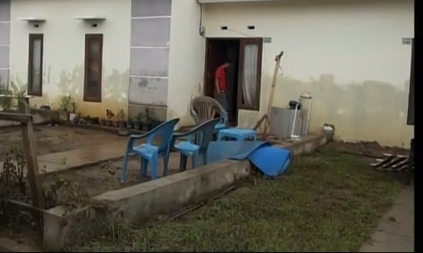 Pascabanjir, Warga Perumnas Antang Bersihkan Rumah