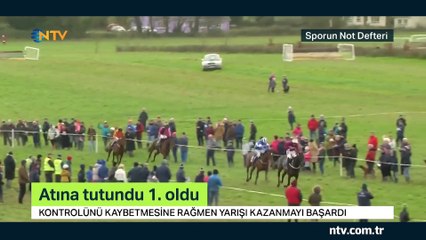 Atının boynuna asılı kalmasına rağmen yarışı kazandı