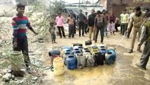 Yogi Adityanath की Police का अनोखा कारनामा, Hardoi में बच्चों से उठवाई शराब |  वनइंडिया हिंदी