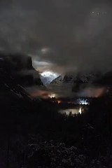 Timelapse de lumières de voitures à la montagne