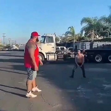 Cet homme veut se battre contre un gars beaucoup trop grand pour lui