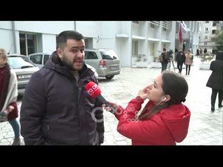 Ora News - Studentët e Juridikut do takohen me rektorin Koni: Je me ne apo kundra nesh