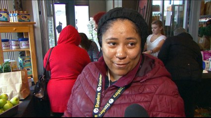 Unpaid federal workers of US rely on charity to survive