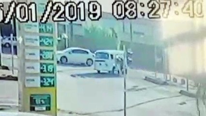 Colisão entre veículos no Country é flagrada por câmera de segurança