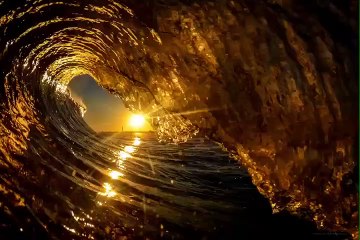 Coucher de soleil filmé dans le tonneau d'une vague !