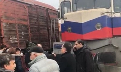 Bilet bulamayan yolcular trenin önünü kesti
