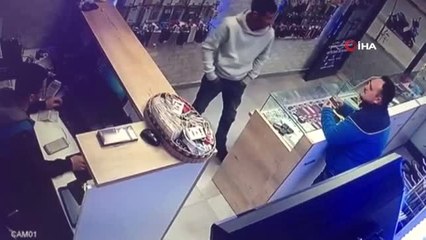 Telefon Bataryası Elinde Patlayan Servis Yetkilisi Uyardı