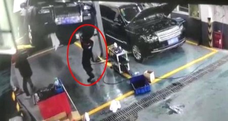 Devrilmek Üzere Olan Lüks Aracı Tutmak İsteyen İşçi, Aracın Altında Kalarak Can Verdi