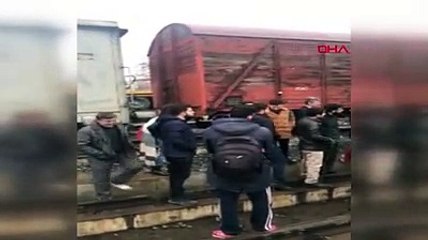 Bilet bulamayan yolcular, trenin önünü kesti