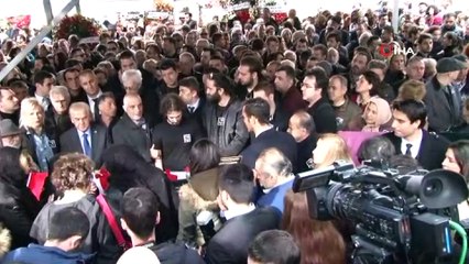 Usta oyuncu Ayşen Gruda son yolculuğuna uğurlandı