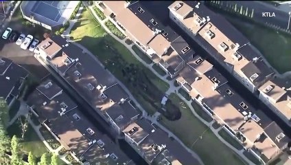 Enormt slukhål öppnade upp sig mellan två bostadshus