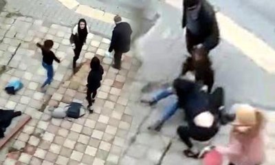 Kavga eden üç genç kızı çevredekiler güçlükle ayırdı