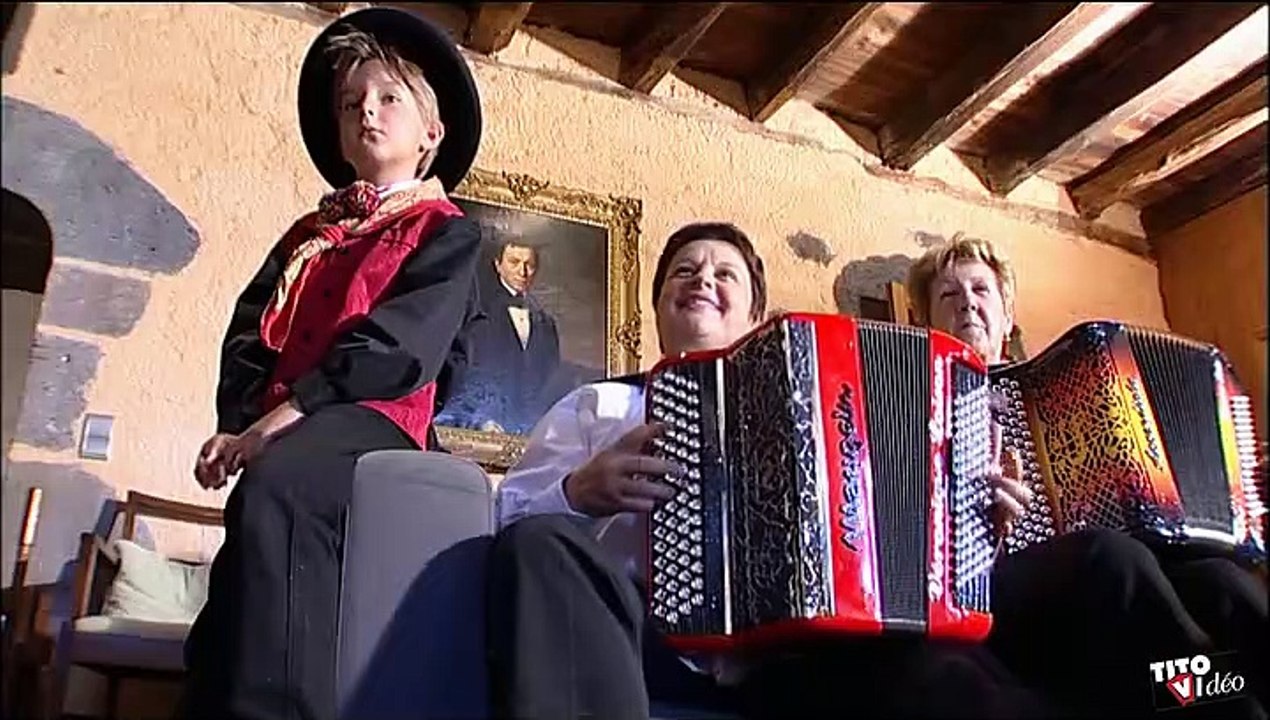 Bourrée de Pierrefort   par les Accordéons et Cabrettes de Pailherols