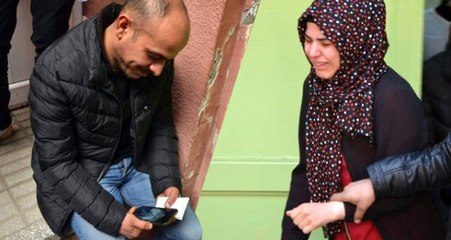 Acılı Baba, Çocuğunun Cenazesini Fotoğraflarına Bakarak Bekledi