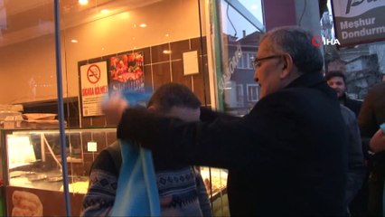 AK Parti Beykoz Belediye Başkan Adayı Aydın, “Hava soğuk, üşümeyin” dedi, vatandaşın boynuna kendi elleriyle atkı taktı