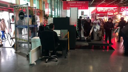 Yeğenine otobüsle el bombası gönderdi