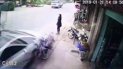 Cette femme a un très bon karma... Et échappe de peu à un accident !
