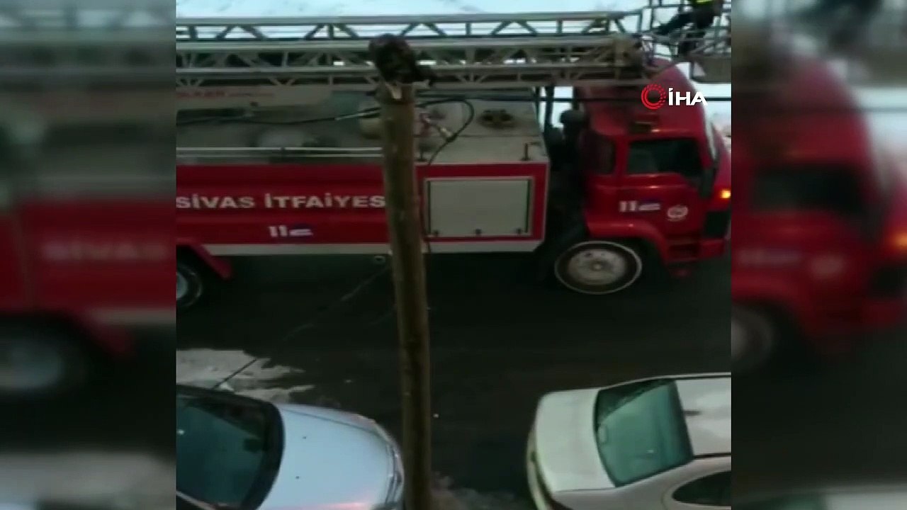 İtfaiye ekiplerinin geldiğini görmesi çıktığı yerden inmesi için yetti