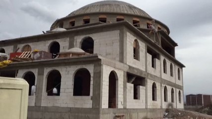 Cami inşaatındaki kabloları yakıp, bakır telleri çaldılar