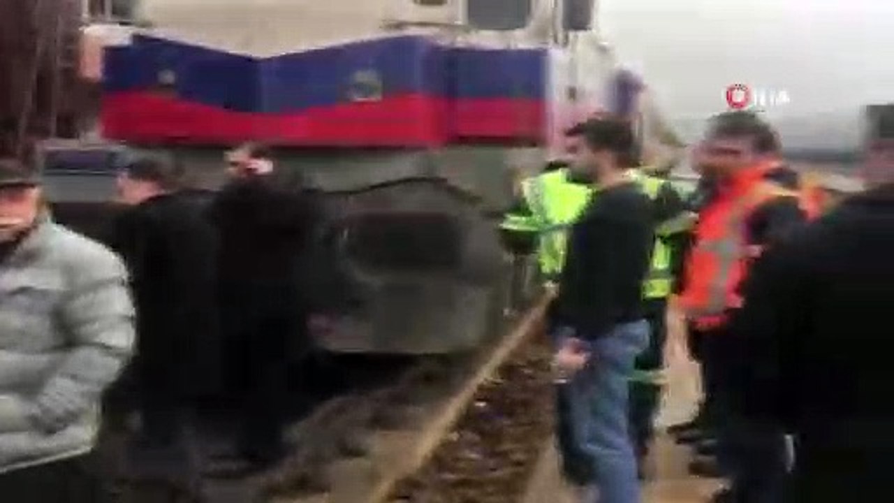 Yer bulamayınca treninin yolunu kestiler