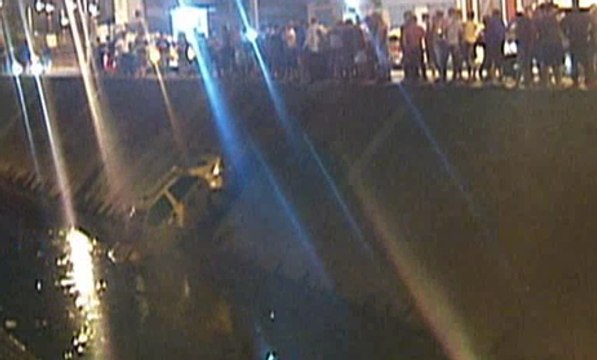 Mujer que estaba aprendiendo a conducir habría sido la causante de que un taxi caiga a una sanja en Guayaquil