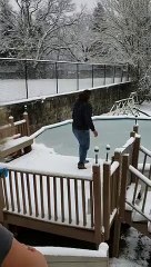 Essayer de traverser une piscine gelée en marchant...? Erreur !